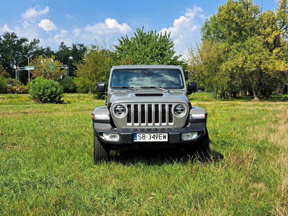 Jeep Gladiator z przodu wygląda jak Wrangler. I jest ogromny, więc na drodze budzi respekt u innych kierowców.