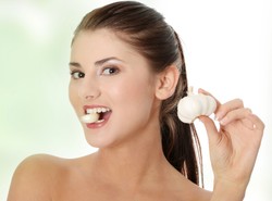 Czosnek sto razy silniejszy niż antybiotyk. Nowe odkrycie