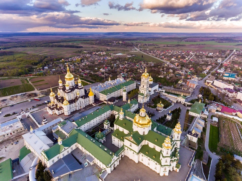 U manastiru Počajevska lavra rade mnogi od 8.000 stanovnika Počajeva