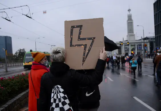 Co to jest "purplewashing"? Moda na błyskawicę i "siłę kobiet" jest jego przejawem