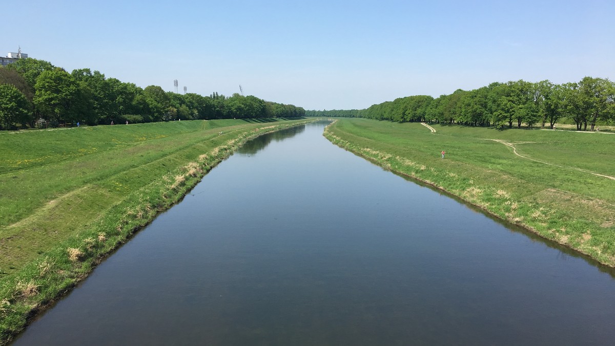 Czeski rząd zdecydował w poniedziałek o rozpoczęciu prac przygotowawczych do budowy kanału wodnego Dunaj-Odra-Łaba między Ostrawą a granicą Polski. Realizacja inwestycji mogłaby się rozpocząć w 2030 roku, a kanał docelowo ma łączyć dzielnicę Ostrawy Svinov z Koźlem po polskiej stronie granicy.