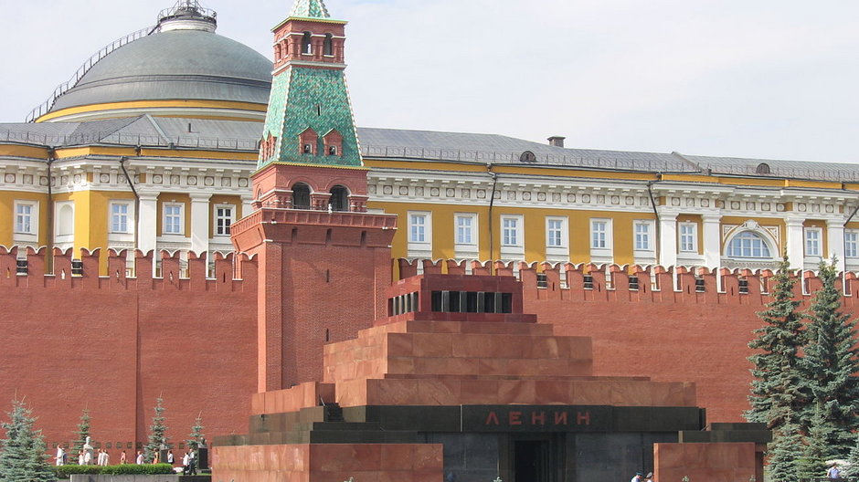 Mauzoleum Lenina na placu Czerwonym w Moskwie, na tle murów Kremla lic. CC BY-SA 3.0