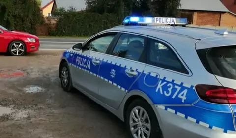 Kobiety rzuciły się na maskę audi. Kierowca i tak ruszył z impetem