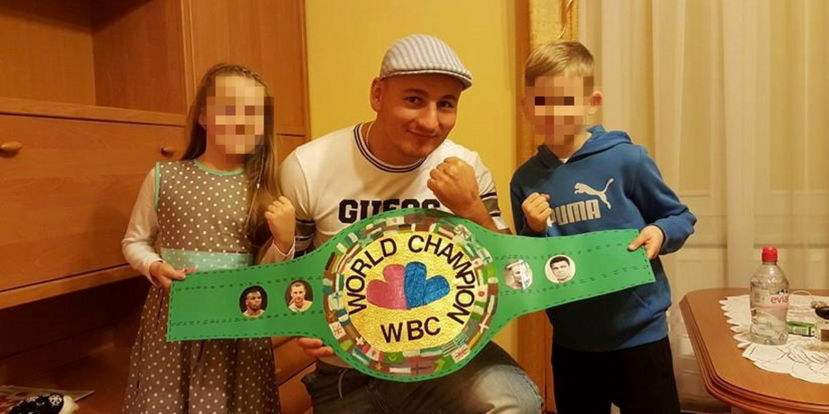 Artur Szpilka dostał pas mistrza świata WBC! To prezent od dzieci