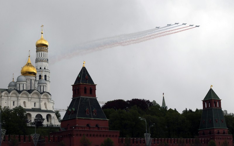 Rosyjska armia jest dziś jedną z najpotężniejszych armii świata. W 2013 roku Moskwa na wojsko wydała 3 proc. PKB (71 mld dol.), co daje jej trzecie miejsce na świecie. Na zdj. Grupa rosyjskich myśliwców podczas przelotu nad Placem Czerwonym w Moskwie