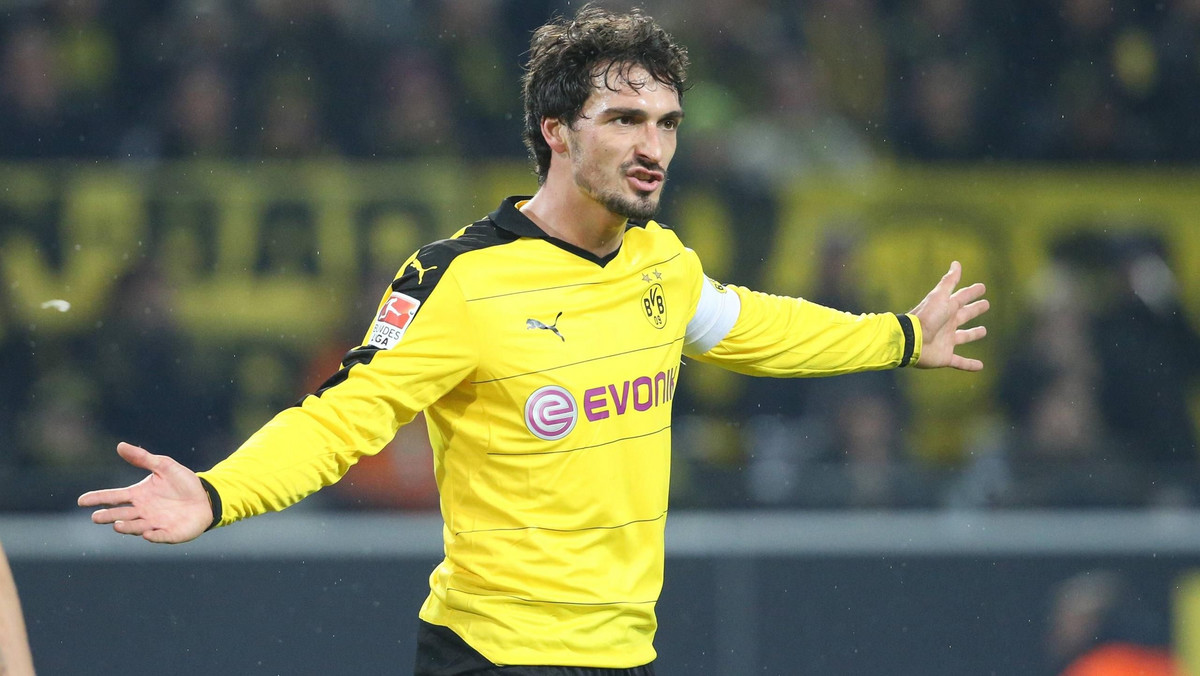 Niemiecki obrońca całe dorosłe życie piłkarskie spędził w Borussii Dortmund. W klubie z Zagłębia Ruhry Mats Hummels występuje od 2008 roku. Teraz plotkuje się, że 27-latek mógłby trafić do Bayernu, a więc klubu, którego jest wychowankiem. Do walki o kapitana BVB włączył się także Manchester City. - On może ulec tej pokusie - mówi jego ojciec i agent.