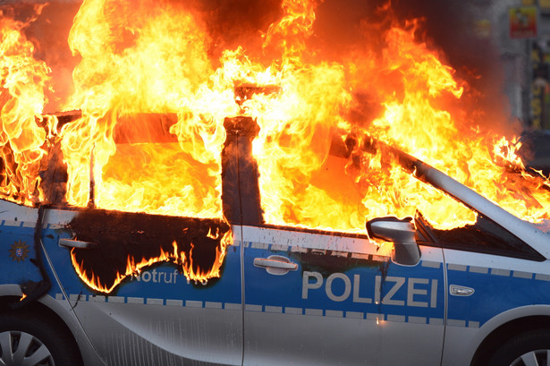 Płonący samochód niemieckiej policji. Zamieszki pod siedzibą EBC we Frankfurcie, 18.03.2015