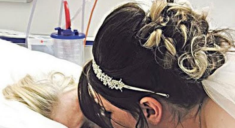 Sarah Dawson organises wedding in 4 hours at dying mothers bedside so she could participate