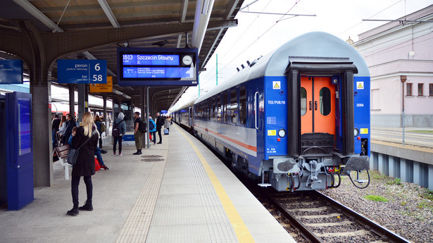 Pociąg PKP Intercity na dworcu w Poznaniu