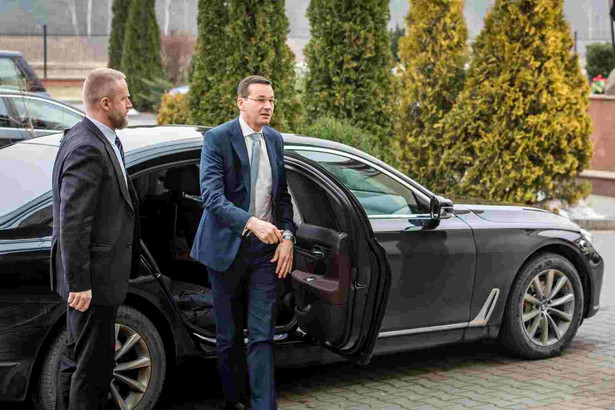 Mateusz Morawiecki przyłapany w BMW. Jego limuzyna narozrabiała na drodze