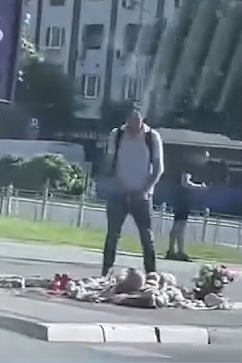Muškarac urinira ispred Železničke stanice Novi Sad