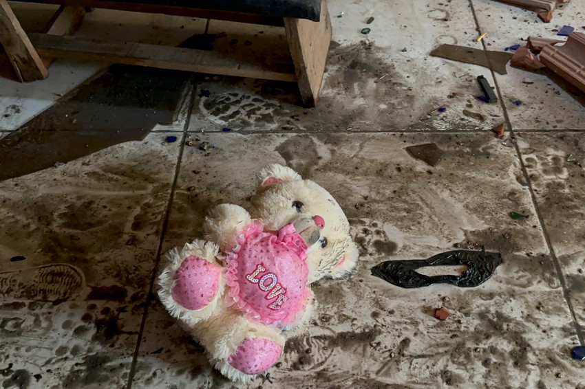 Plišani meda leži na podu nakon izraelskog vazdušnog napada na izbeglički kamp Nuseirat u Pojasu Gaze 31. oktobra 2023.