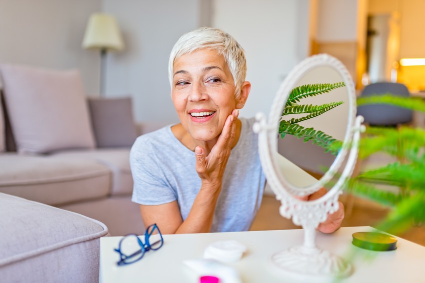 Tipične su fine, vertikalne linije iznad gornje usne, kao i pojava dubokih horizontalnih brazda na čelu koje ne nestaju čak ni kada su mišići lica opušteni