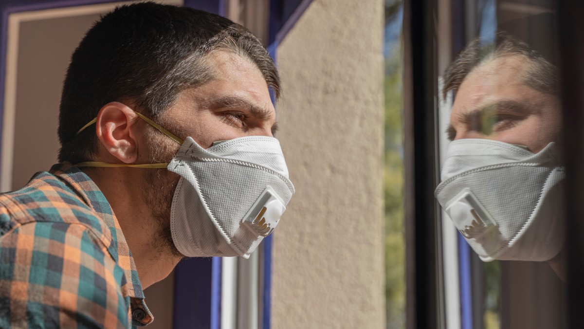 Epidemia wywołana przez nowego koronawirusa u większości z nas budzi uzasadniony lęk, stres, a także frustrację. Wiąże się z tym duża dawka negatywnych emocji, napięcia i niepewności. Jak sobie z tym radzić? Czy można coś robić, by uchronić psychikę przed załamaniem? Dowiedz się, co w tej sytuacji radzą eksperci.