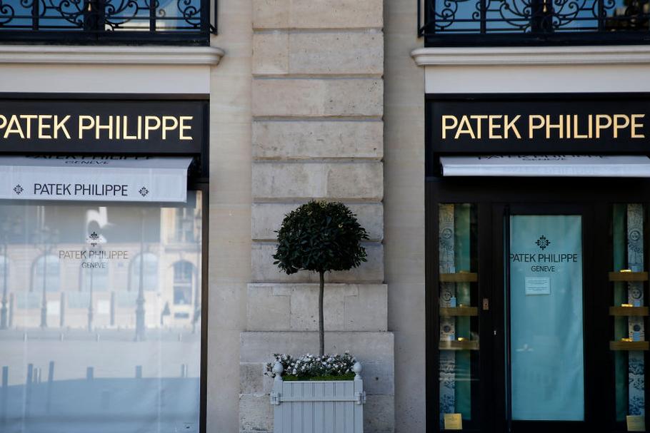 Patek Philippe po raz pierwszy w historii uruchomiły sprzedaż swoich produktów online. Wciąż jednak kilka firm, w tym Rolex i Chanel, nie zdecydowało się na taki krok