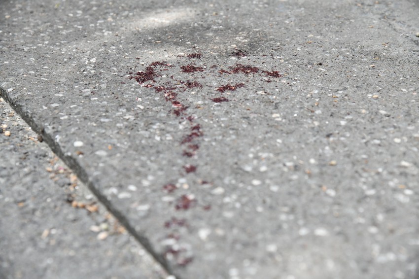 Tragovi počinju od pretpostavljenog mesta incidenta, a zatim se nastavljaju bez prekida po trotoaru sve do Ulice Žorža Klemansoa