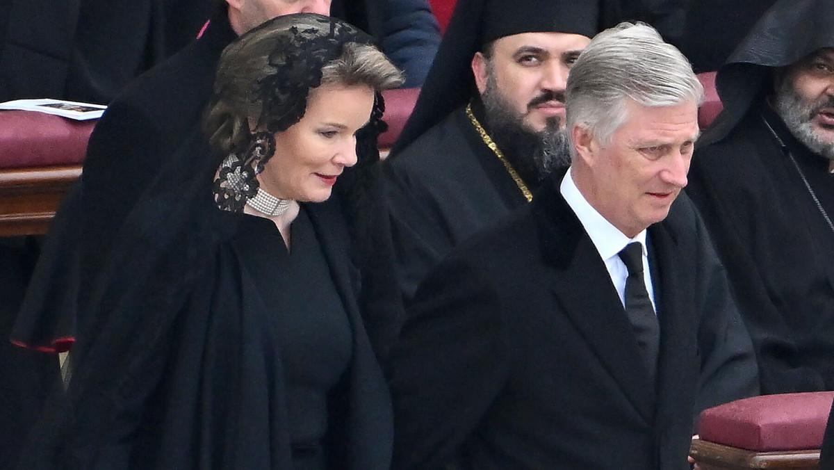 Król Belgii Filip z żoną królową Matyldą na pogrzebie papieża Benedykta XVI