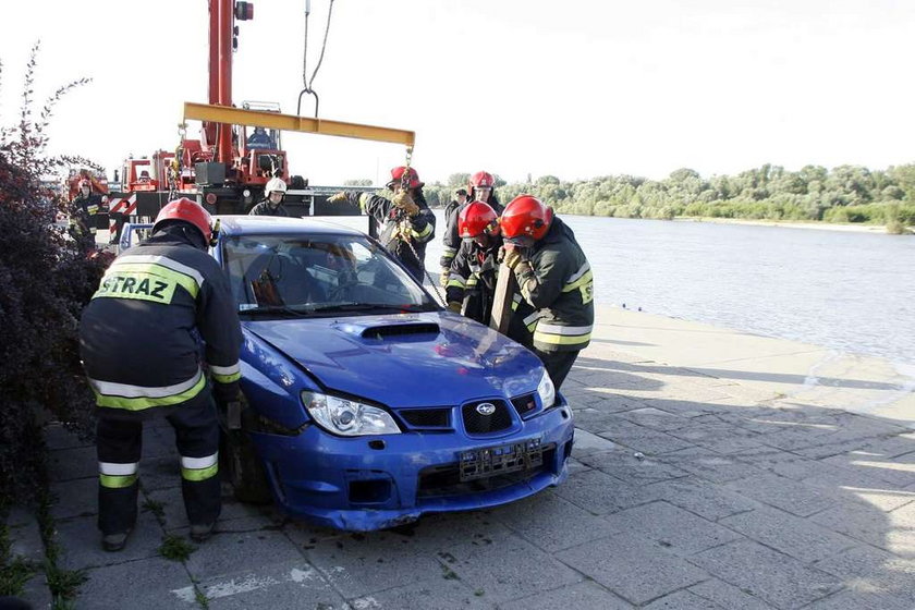 Wypadek w Warszawie. Auto w rzece