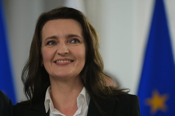  Marzena Okła-Drewnowicz (KO) — minister-członek Rady Ministrów, minister do spraw polityki senioralnej