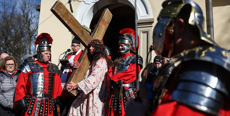 Tłumy wiernych idą za Jezusem w Kalwarii. Historyczne misterium [ZDJECIA]