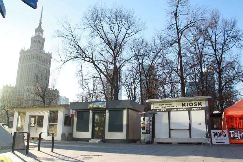 Przy metrze Świętokrzyska postawiono bezprawnie budy! 