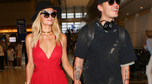 Paris Hilton z partnerem na lotnisku