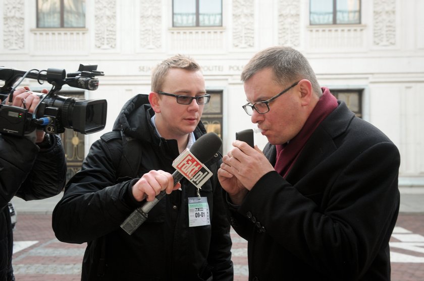 Fakt testował trzeźwość posłów pod Sejmem.