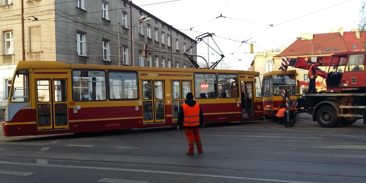 Wykolejenie tramwaju MPK w Łodzi na pl. Reymonta. To już trzeci raz