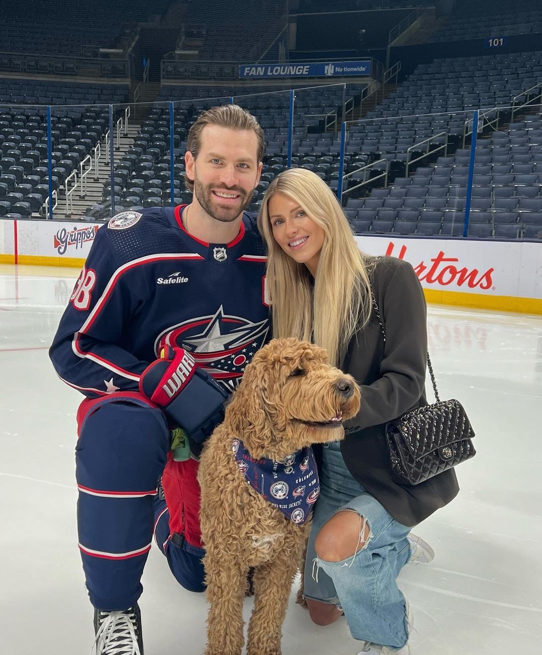 Hokejista Columbusu Blue Jackets Boone Jenner s manželkou Maggie.