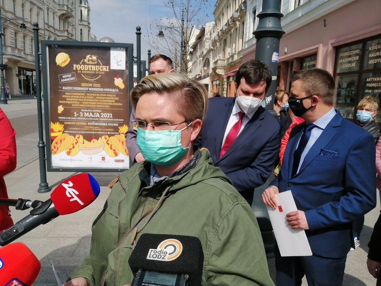 Na Piotrkowskiej odbył się protest pracowników niepedagogicznych