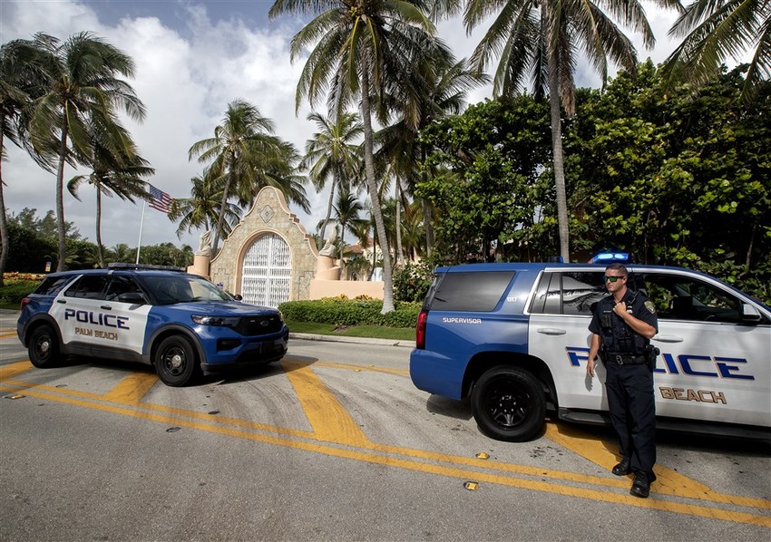 Policija ispred Trampove vile Mar-a-Lago na Floridi u avgustu 2022.