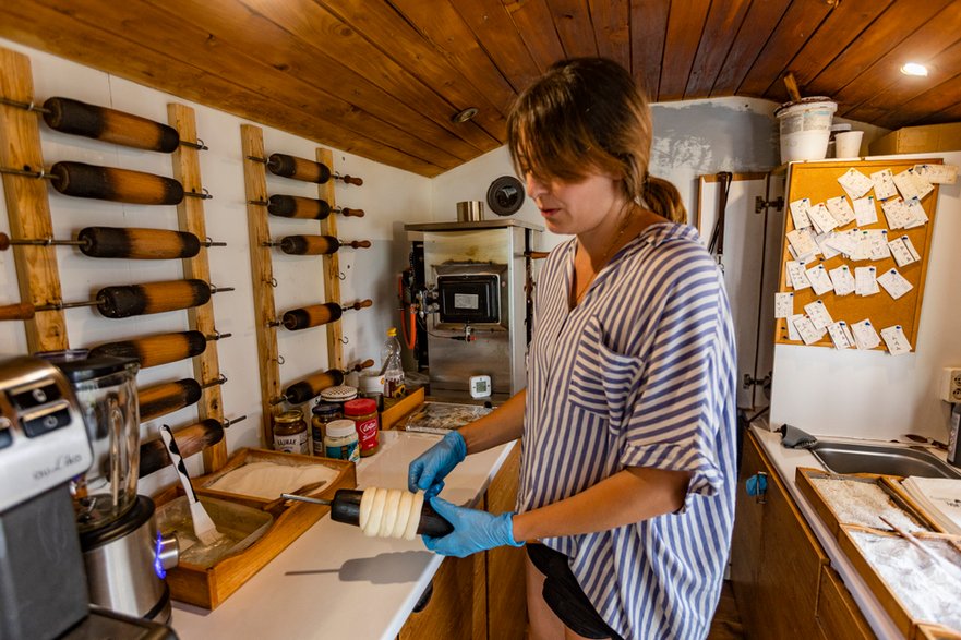 Ważne jest poprawne nałożenia ciasta na trdelnik. Ola wie, jak to robić.