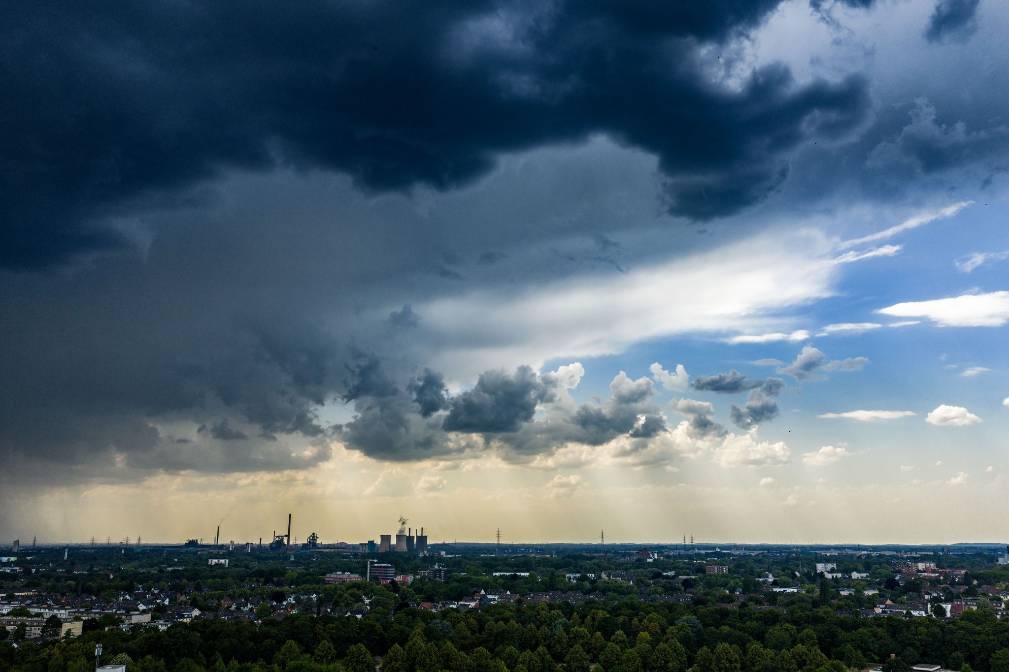 Unwetter beenden Hitzewelle: Waldbrände und 100 Evakuierte