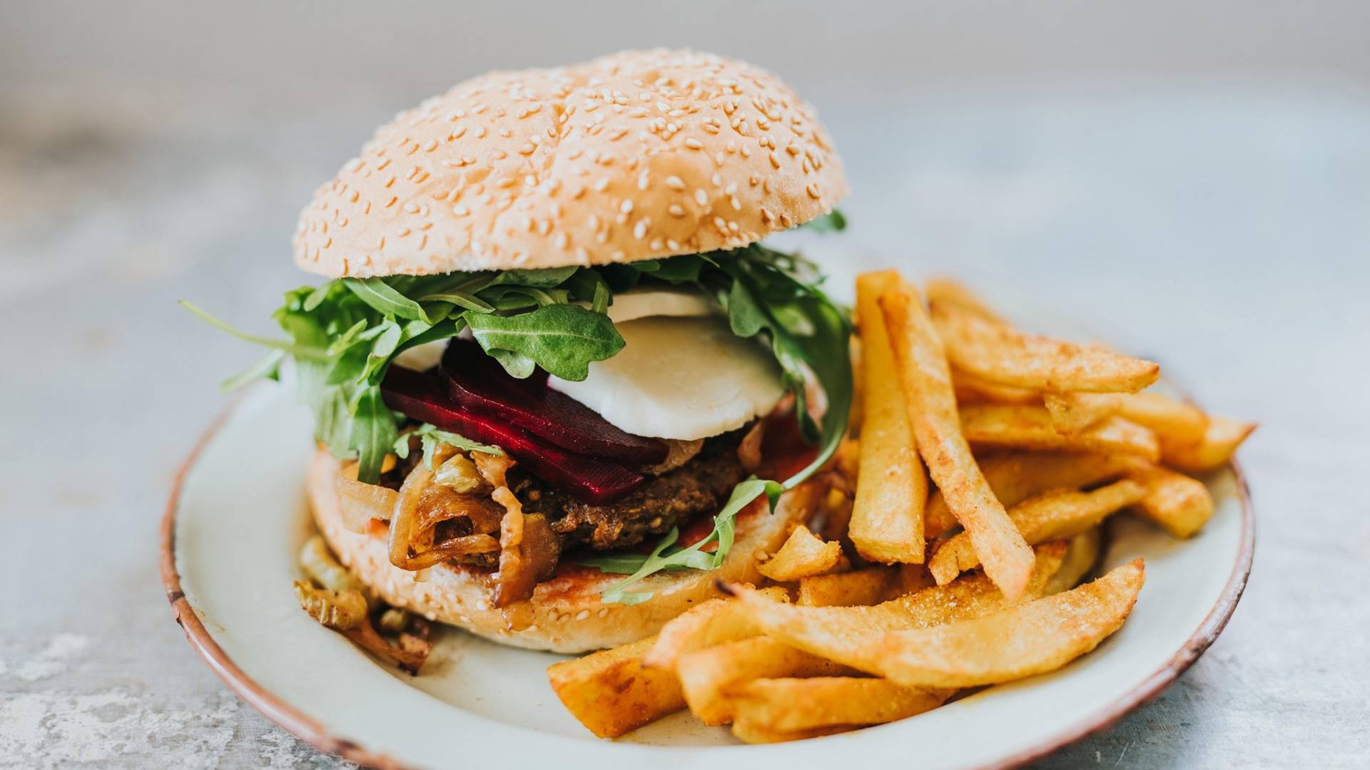 Znamo kako da vam se ne raspadne vege burger prilikom pečenja