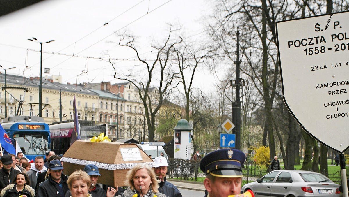 "Łapy precz od Poczty Polskiej" to hasło pikiety pocztowców, która w środę przeszła ulicami Krakowa. Pracownicy poczty sprzeciwiają się planom prywatyzacji spółki i likwidacji jej placówek - podaje gazeta.pl.