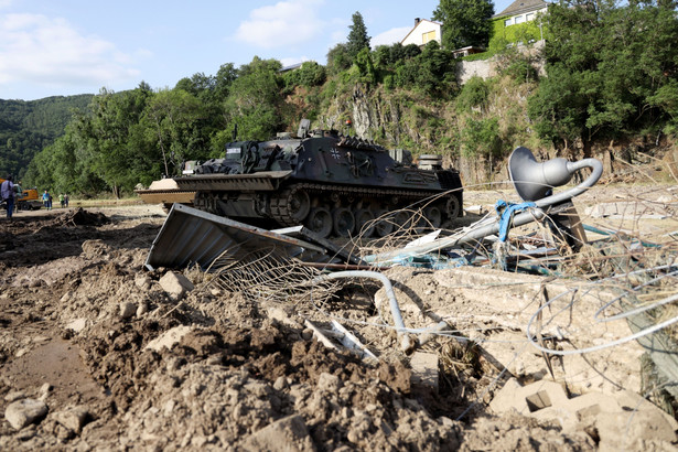 Czołg w zniszczonym przez powódź mieście Schuld, Niemcy, 17.07.2021