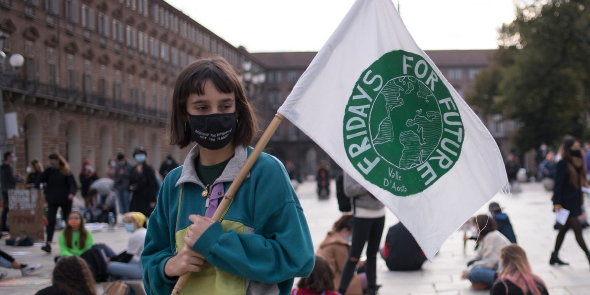 Coraz więcej dzieci i nastolatków angażuje się w Młodzieżowy Strajk Klimatyczny i protestuje przeciwko bierności rządzących w obliczu zagrażającej im przyszłości. Na zdjęciu dziewczynka demonstrująca w Turynie w październiku minionego roku.