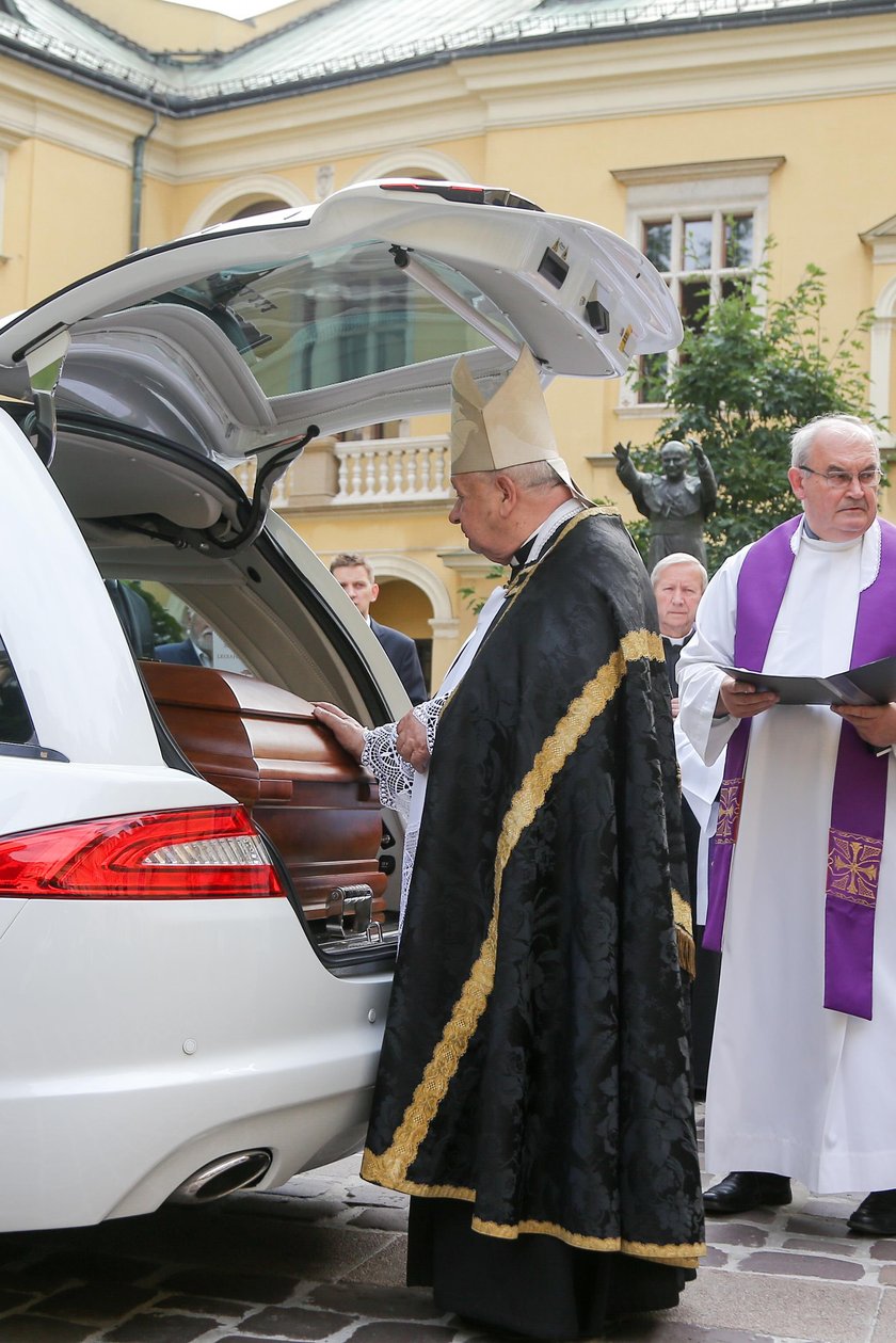 Stanisław Dziwisz nad trumną kardynała Stanisława Macharskiego 