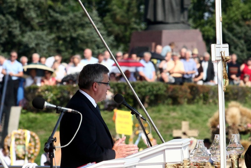 Bronisław Komorowski wyraził uznanie dla roli rolników w przemianach demokratycznych w Polsce. Prezydent powiedział, że dożynki, zorganizowane w roku 25-lecia odzyskania wolności, są okazją do podsumowania dokonań całego pokolenia. Zdaniem prezydenta warto to zrobić by przekonać się jak wiele się w Polsce zmieniło i by docenić to ile udało się od tego czasu osiągnąć. Bronisław Komorowski dodał, że dożynki są też okazją do zobaczenia tego, co jest jeszcze do zrobienia, aby zapewnić dobrą przyszłość sobie, swojej rodzinie i wsi...