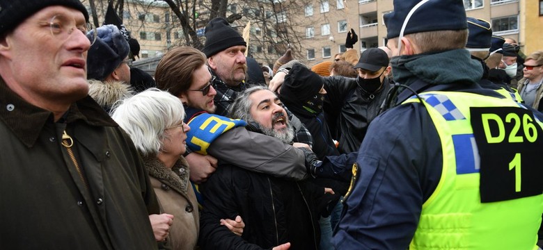 Nielegalna demonstracja koronasceptyków  w Szwecji. Musiała interweniować policja