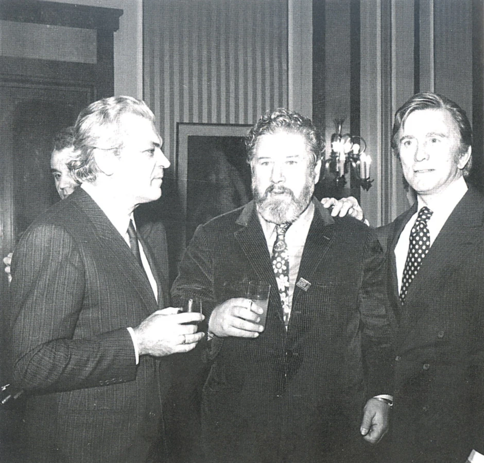 Otac Fjodora Bondarčuka, Sergej sa Piterom Justinovom i Kirkom Daglasom u Beogradu 1972 godine.