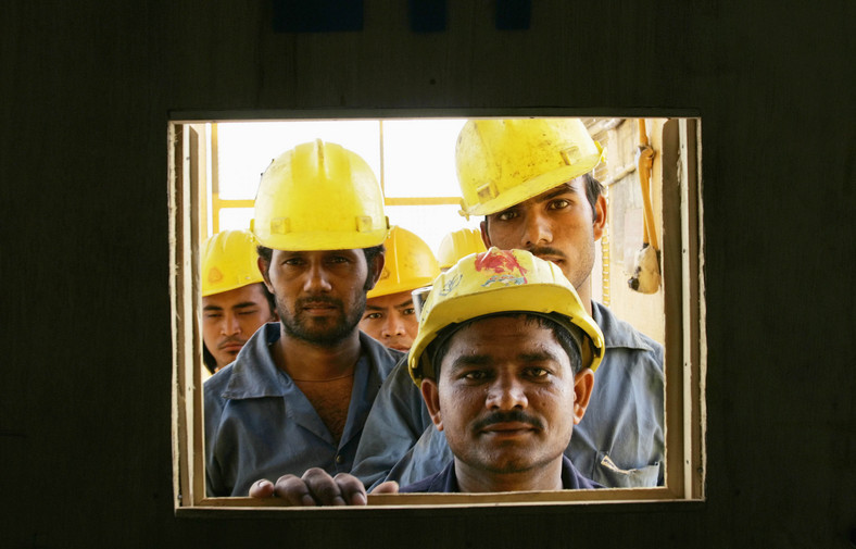 Pracownicy na budowie wieżowca w Dosze