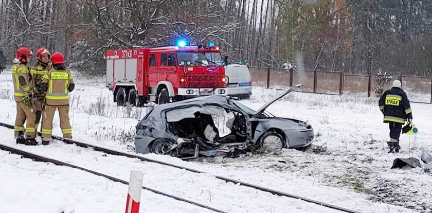 Straszny wypadek na torach. Kierowca wjechał wprost pod pociąg