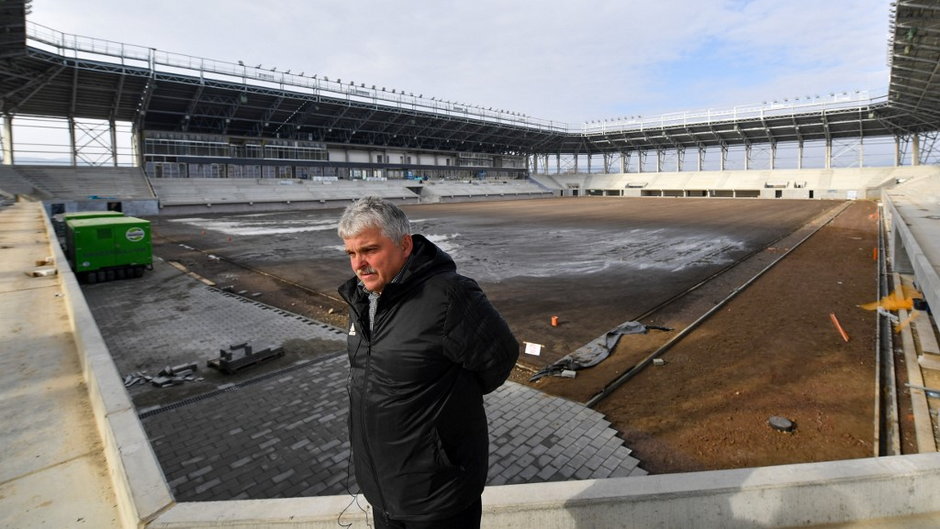 David Kertesz, jeden z założycieli klubu, na terenie budowy nowego stadionu Sepsi w 2021 r.