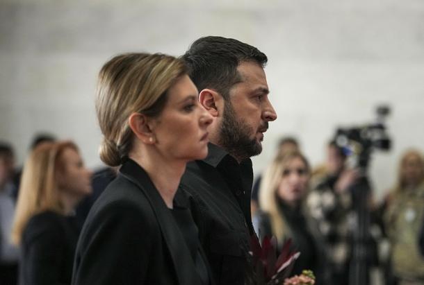 Ołena Zełenska wraz z mężem, Wołodymirem Zełenskim na pogrzebie Leonida Krawczuka.