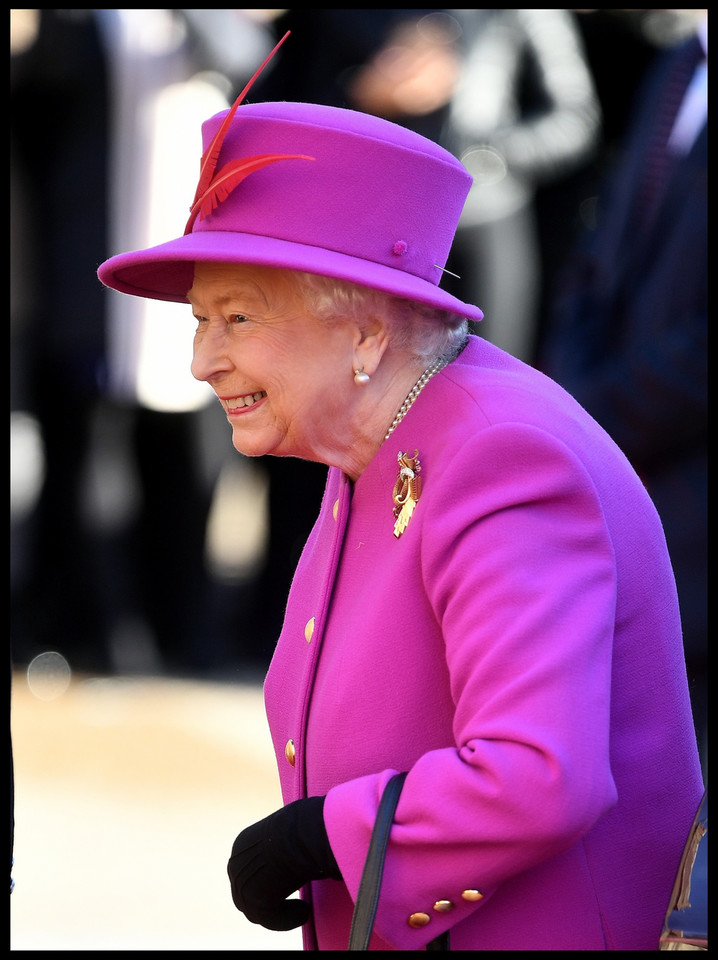 Królowa Elżbieta II w stylizacji w kolorze fuksji 