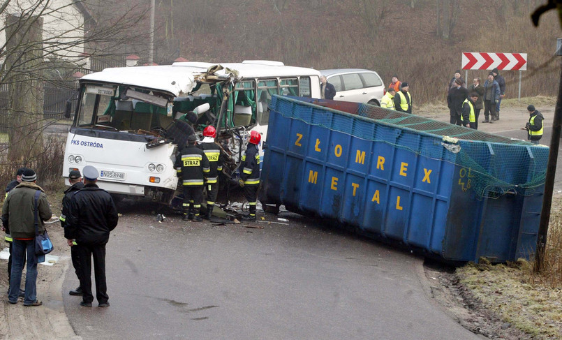 Wypadek nastąpił na zakręcie wąskiej drogi