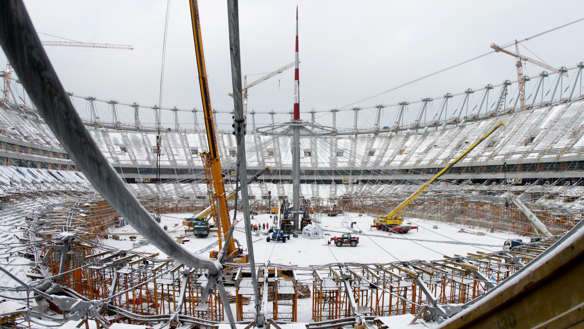 Rozpoczęła się jedna z najbardziej skomplikowanych operacji na budowie Stadionu Narodowego - podnoszenie linowej konstrukcji dachu. Do 4 stycznia za pomocą 72 stalowych lin 70-metrowa iglica podniesiona zostanie na wysokość 34 metrów nad poziomem boiska.