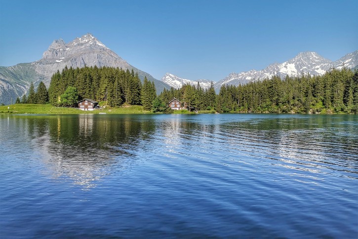 Beim Arnisee angekommen, kann man erst einmal die atemberaubende Aussicht geniessen. 