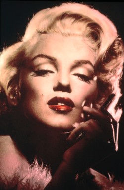 Marilyn Monroe i śmiertelny zastrzyk. Tajemica śmierci seksbomby wyjaśniona? [ZDJĘCIA]